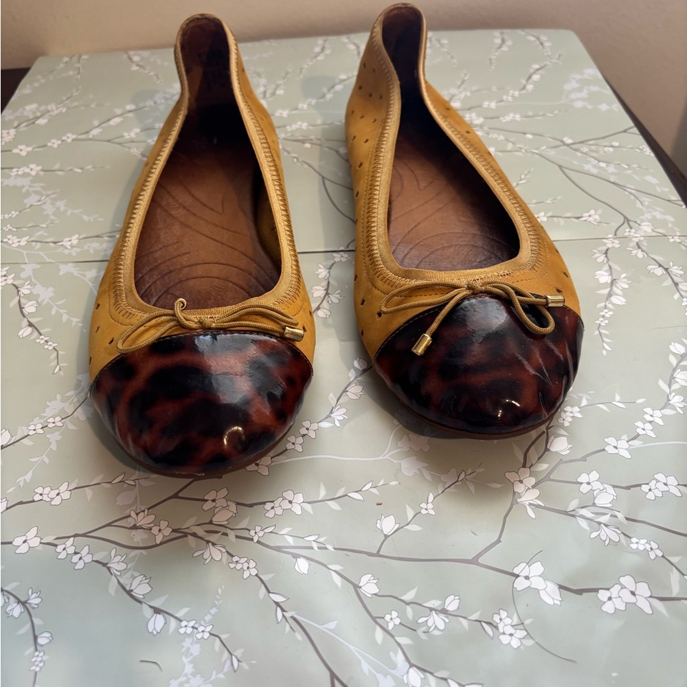 Clarks leather suede mustard flats (10M)